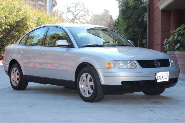 Volkswagen Passat FWD 4dr Sport Sedan