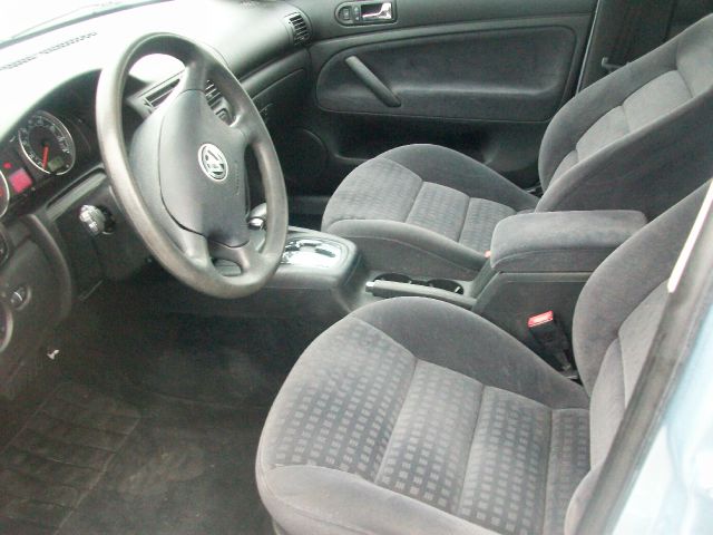 Volkswagen Passat FWD 4dr Sport Sedan