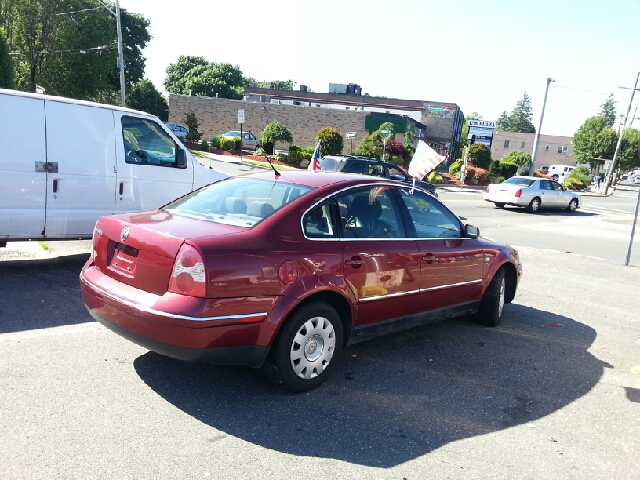 Volkswagen Passat FWD 4dr Sport Sedan