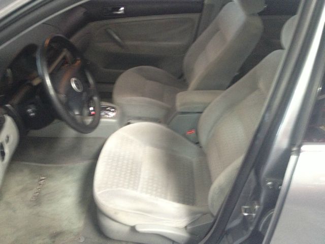 Volkswagen Passat FWD 4dr Sport Sedan