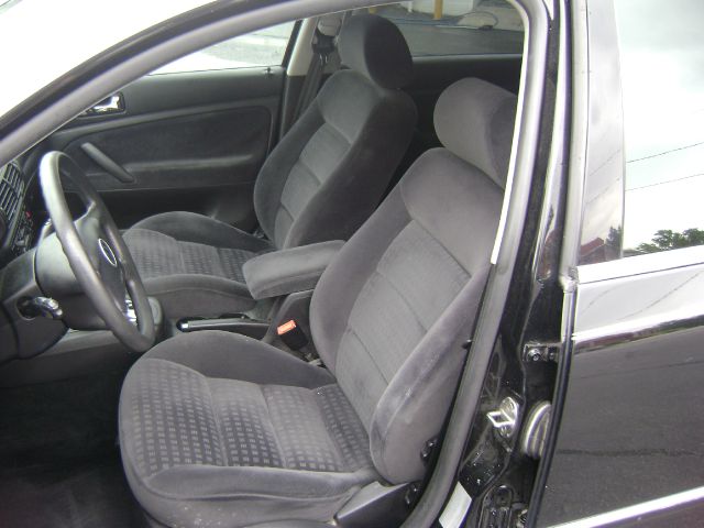 Volkswagen Passat FWD 4dr Sport Sedan