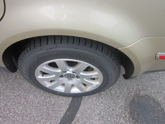 Volkswagen Passat FWD 4dr Sport Sedan