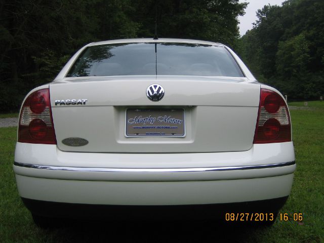 Volkswagen Passat FWD 4dr Sport Sedan
