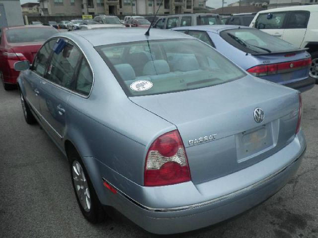 Volkswagen Passat FWD 4dr Sport Sedan