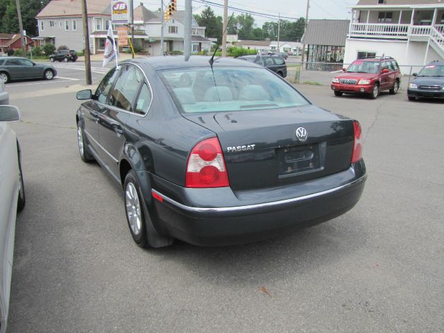 Volkswagen Passat FWD 4dr Sport Sedan