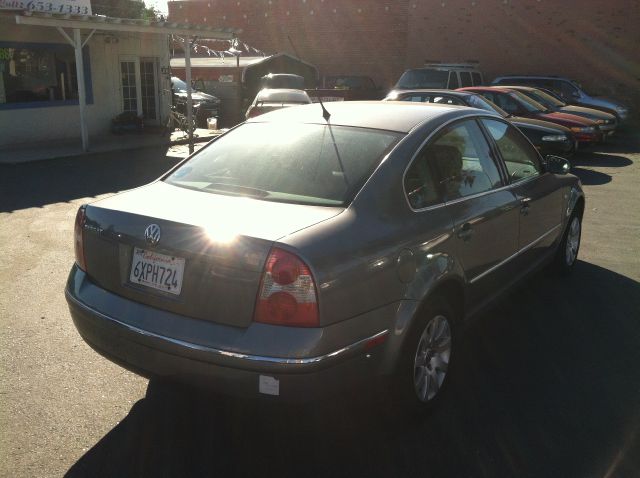 Volkswagen Passat FWD 4dr Sport Sedan