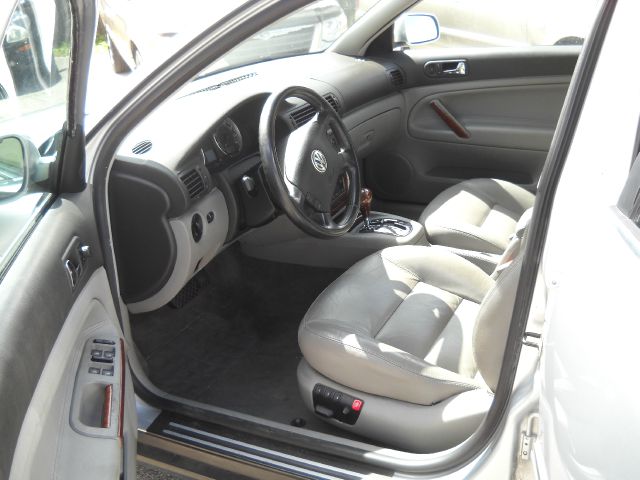 Volkswagen Passat LS W/leather Seats Sedan
