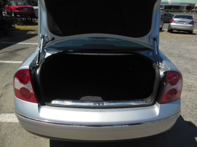 Volkswagen Passat FWD 4dr Sport Sedan