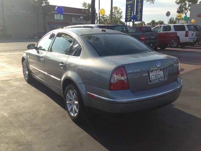 Volkswagen Passat FWD 4dr Sport Sedan