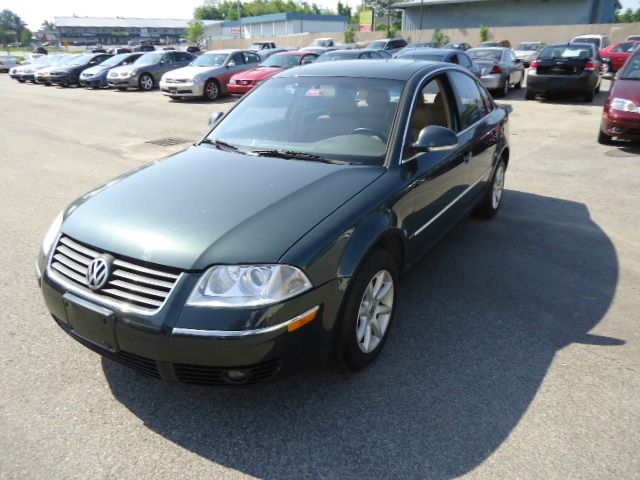 Volkswagen Passat FWD 4dr Sport Sedan