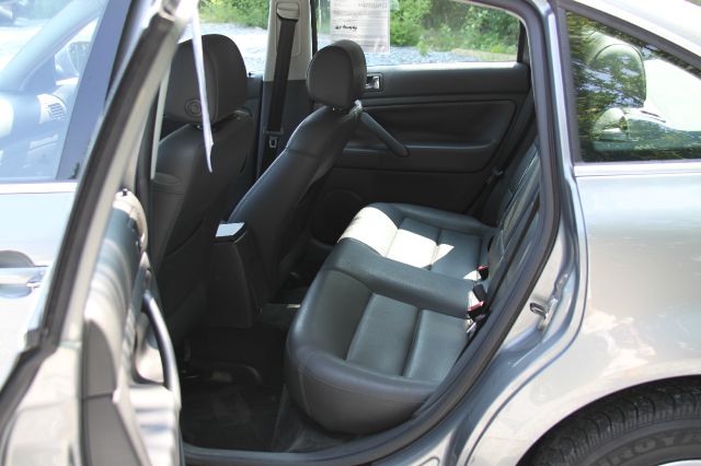 Volkswagen Passat FWD 4dr Sport Sedan