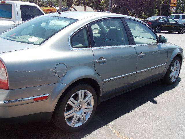 Volkswagen Passat 4dr 112 WB AWD Sedan