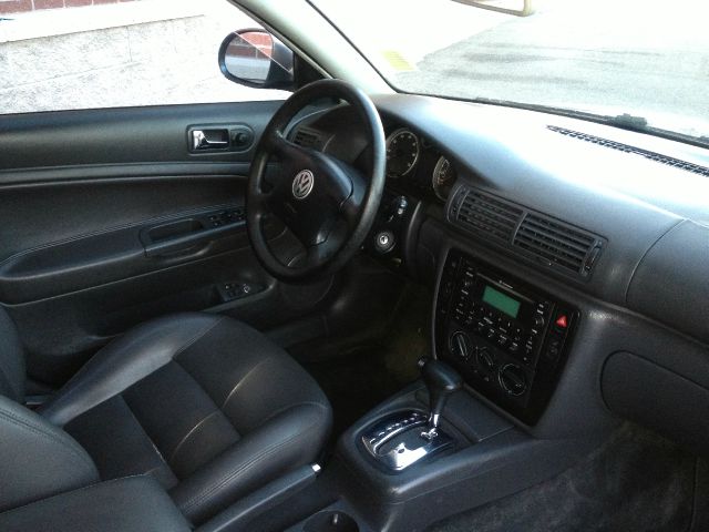 Volkswagen Passat FWD 4dr Sport Sedan