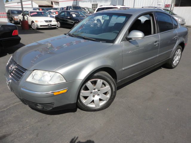 Volkswagen Passat FWD 4dr Sport Sedan