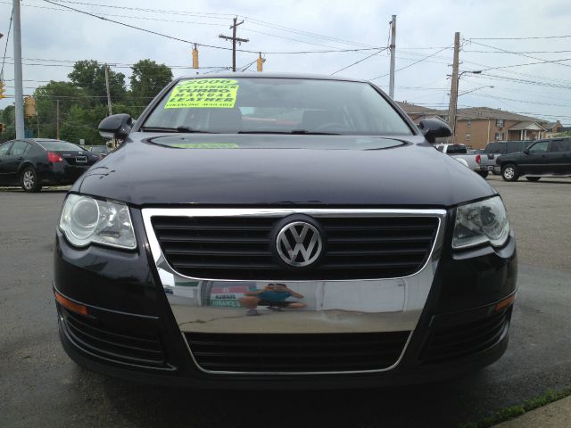 Volkswagen Passat 4DR SDN LE V6 AT Sedan