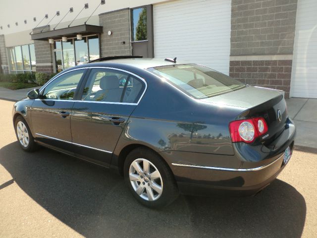 Volkswagen Passat 4DR SDN LE V6 AT Sedan