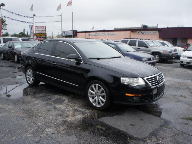 Volkswagen Passat 4dr Sdn V6 Auto LE Sedan