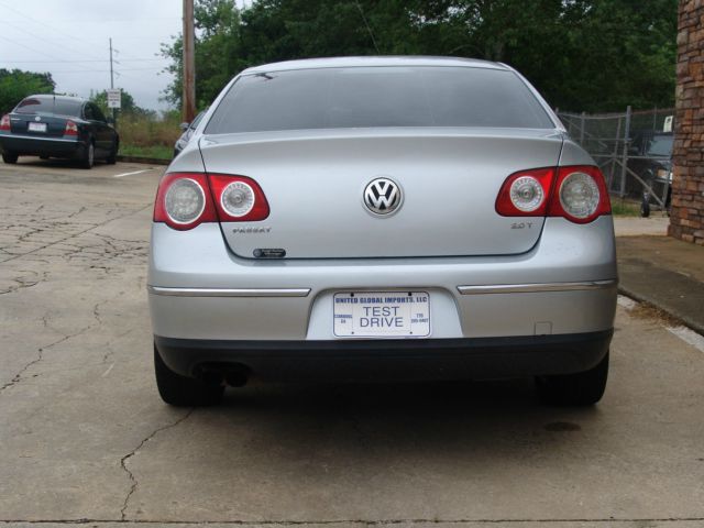 Volkswagen Passat 4DR SDN LE V6 AT Sedan