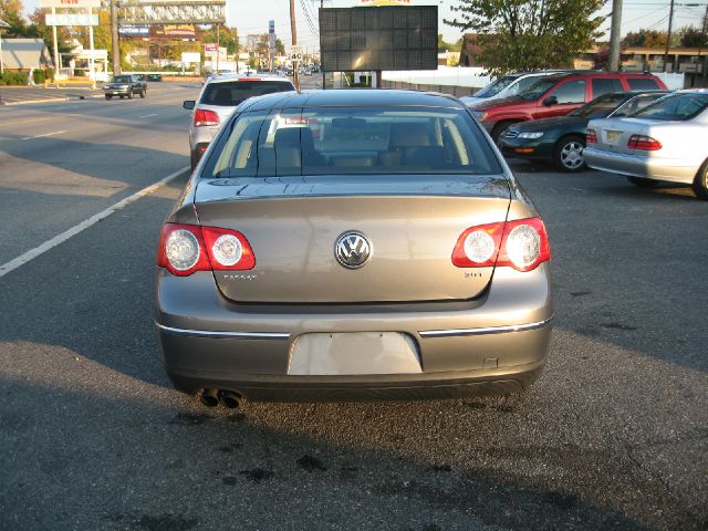 Volkswagen Passat 4DR SDN LE V6 AT Sedan