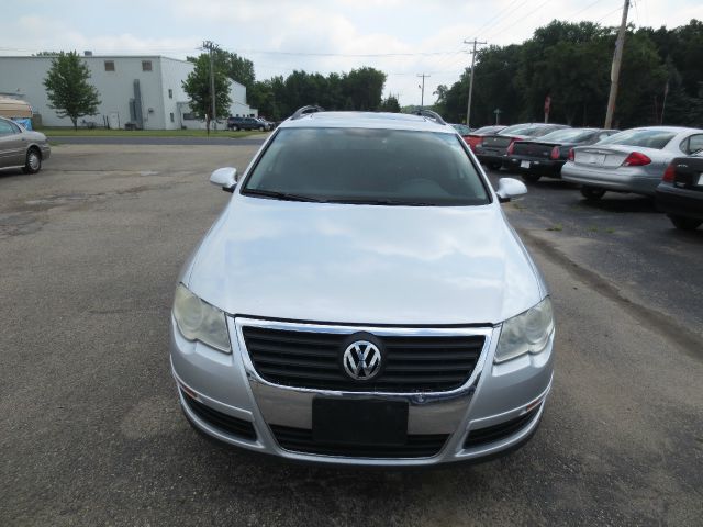 Volkswagen Passat Base Wagon