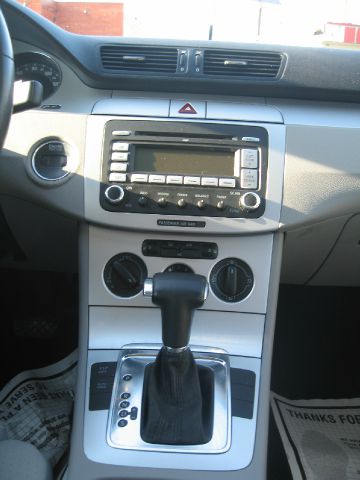 Volkswagen Passat 2009 photo 2