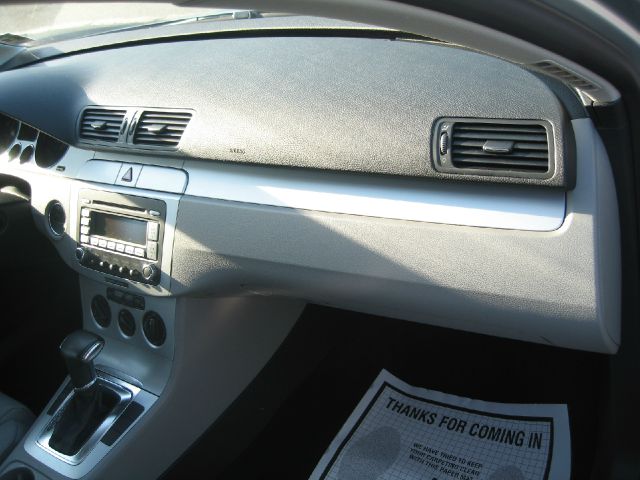 Volkswagen Passat 2009 photo 8
