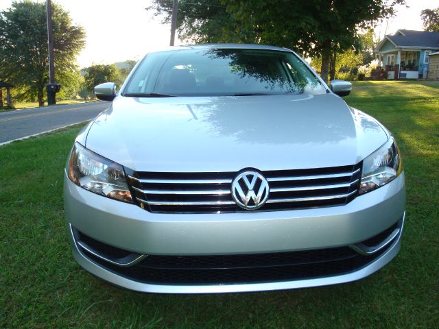 Volkswagen Passat 2012 photo 2