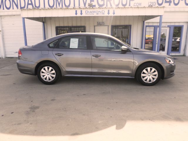 Volkswagen Passat 4.2L Quattro LWB AUTO Sedan