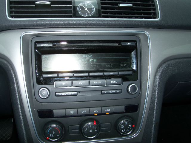 Volkswagen Passat 2013 photo 2