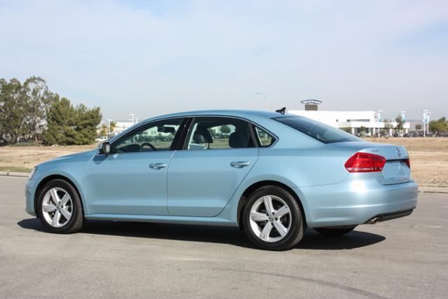 Volkswagen Passat 2013 photo 2