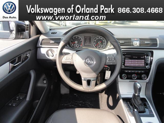 Volkswagen Passat 2013 photo 2