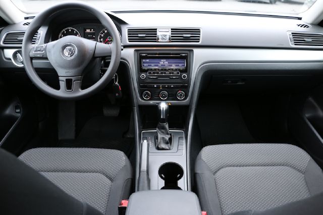 Volkswagen Passat 2014 photo 2