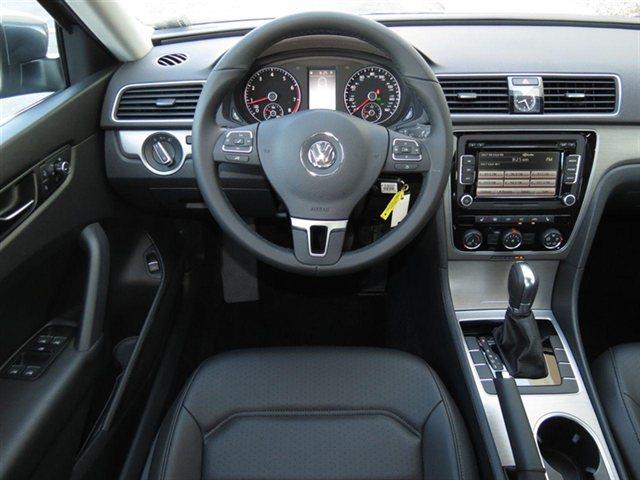 Volkswagen Passat 2014 photo 2