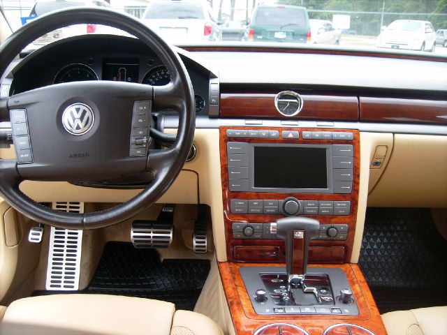Volkswagen Phaeton Silverado Sport Side Sedan