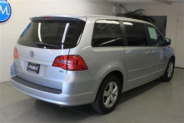 Volkswagen Routan 2009 photo 2