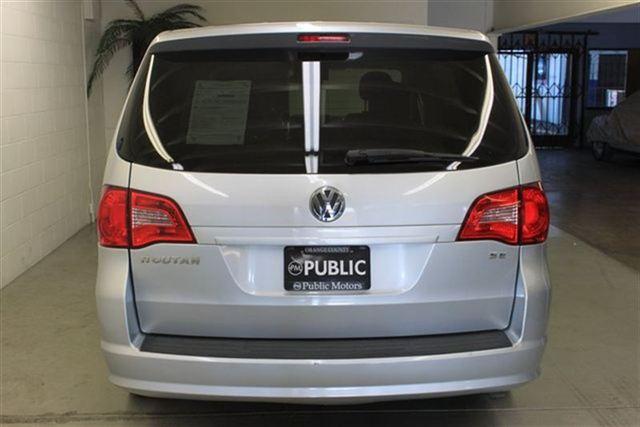 Volkswagen Routan 2009 photo 3