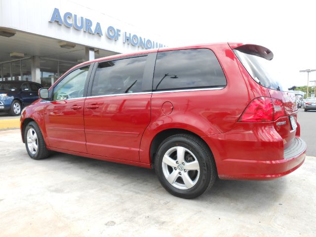 Volkswagen Routan SE MiniVan