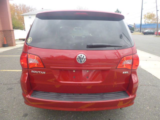 Volkswagen Routan 2009 photo 1
