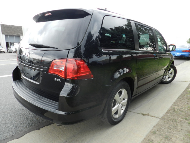 Volkswagen Routan 2009 photo 1