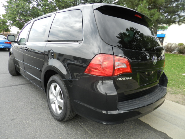 Volkswagen Routan 2009 photo 2