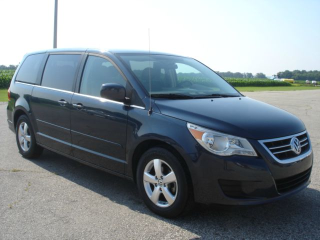 Volkswagen Routan 2009 photo 1
