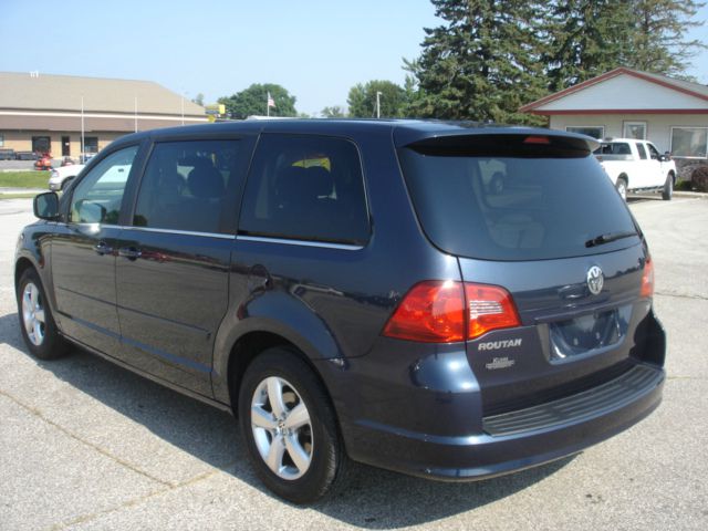 Volkswagen Routan 2009 photo 2