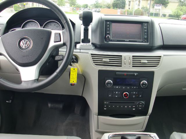 Volkswagen Routan 2009 photo 6
