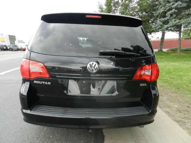 Volkswagen Routan 5XT MiniVan
