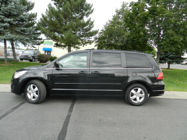 Volkswagen Routan 2009 photo 2