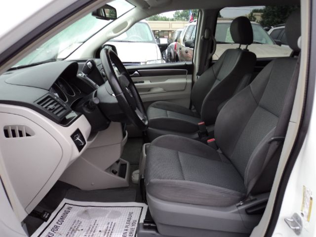 Volkswagen Routan 2009 photo 1