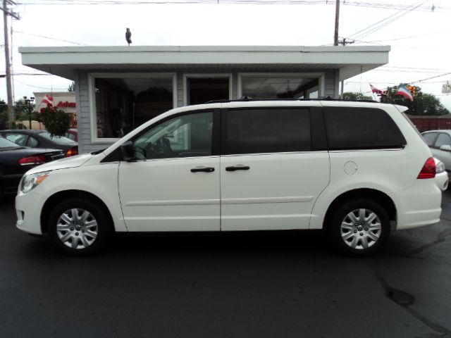 Volkswagen Routan 2009 photo 2