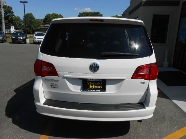 Volkswagen Routan 2010 photo 1