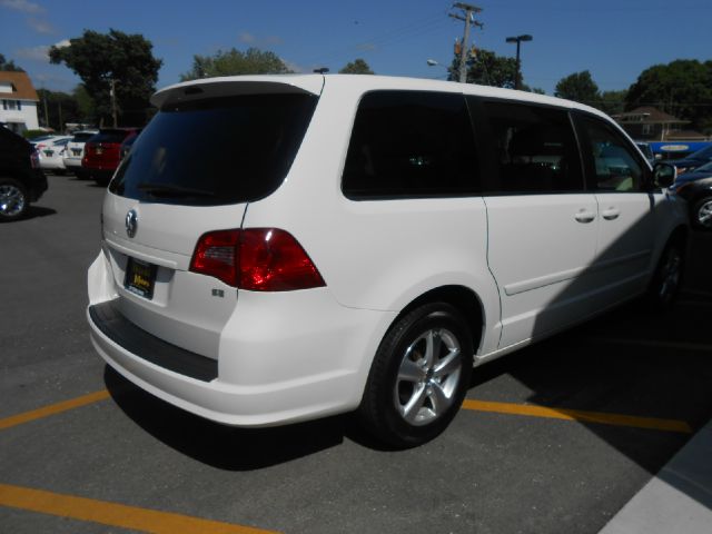 Volkswagen Routan 2010 photo 2