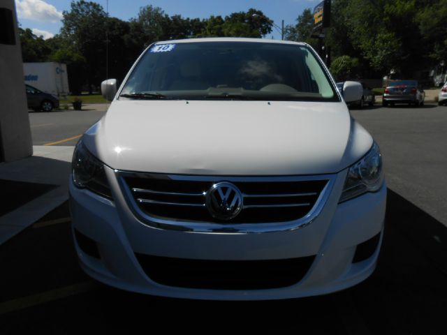 Volkswagen Routan 2010 photo 3